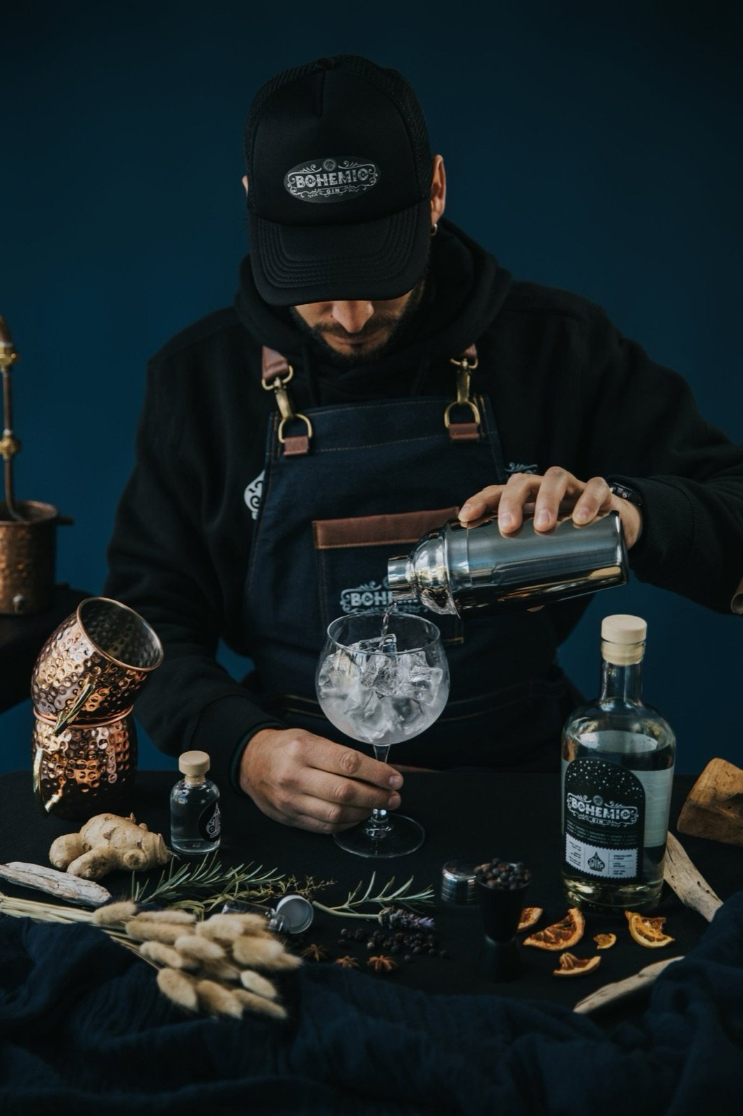 Preparando un gin tonic de Bohemio