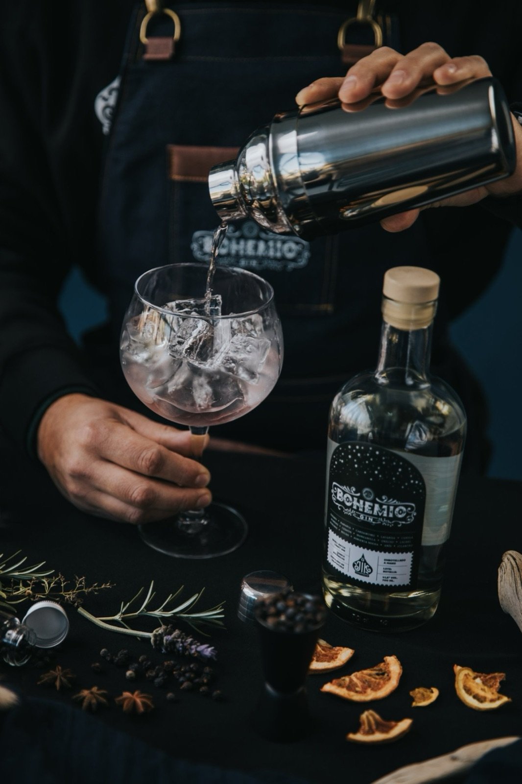 Gin tonic de Bohemio en preparación