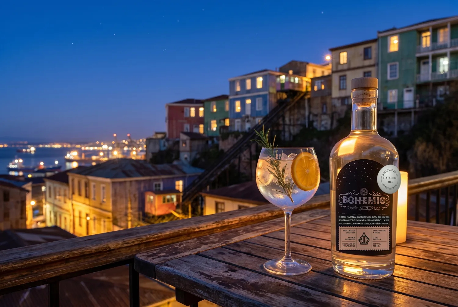 Gin tonic de Bohemio en un balcón de Valparaíso de noche